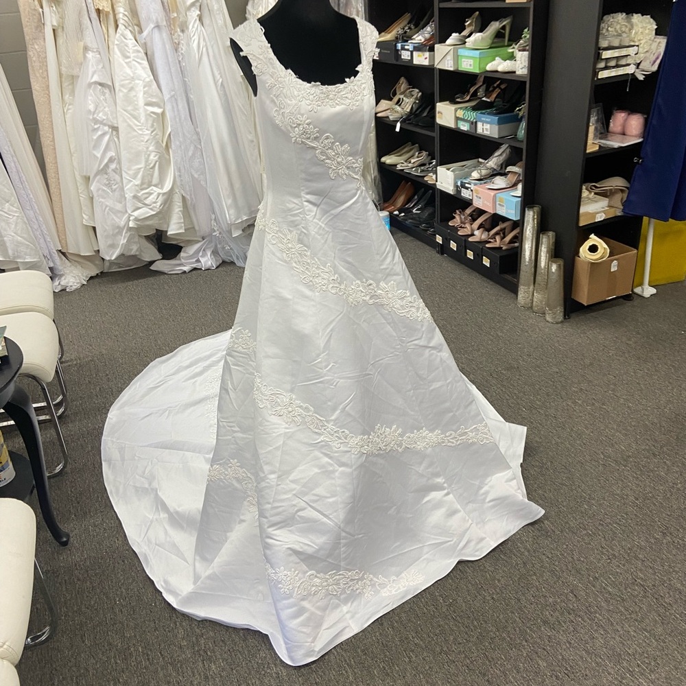 NWT Sweetheart Gowns Lace-Embellished White Bridal Gown